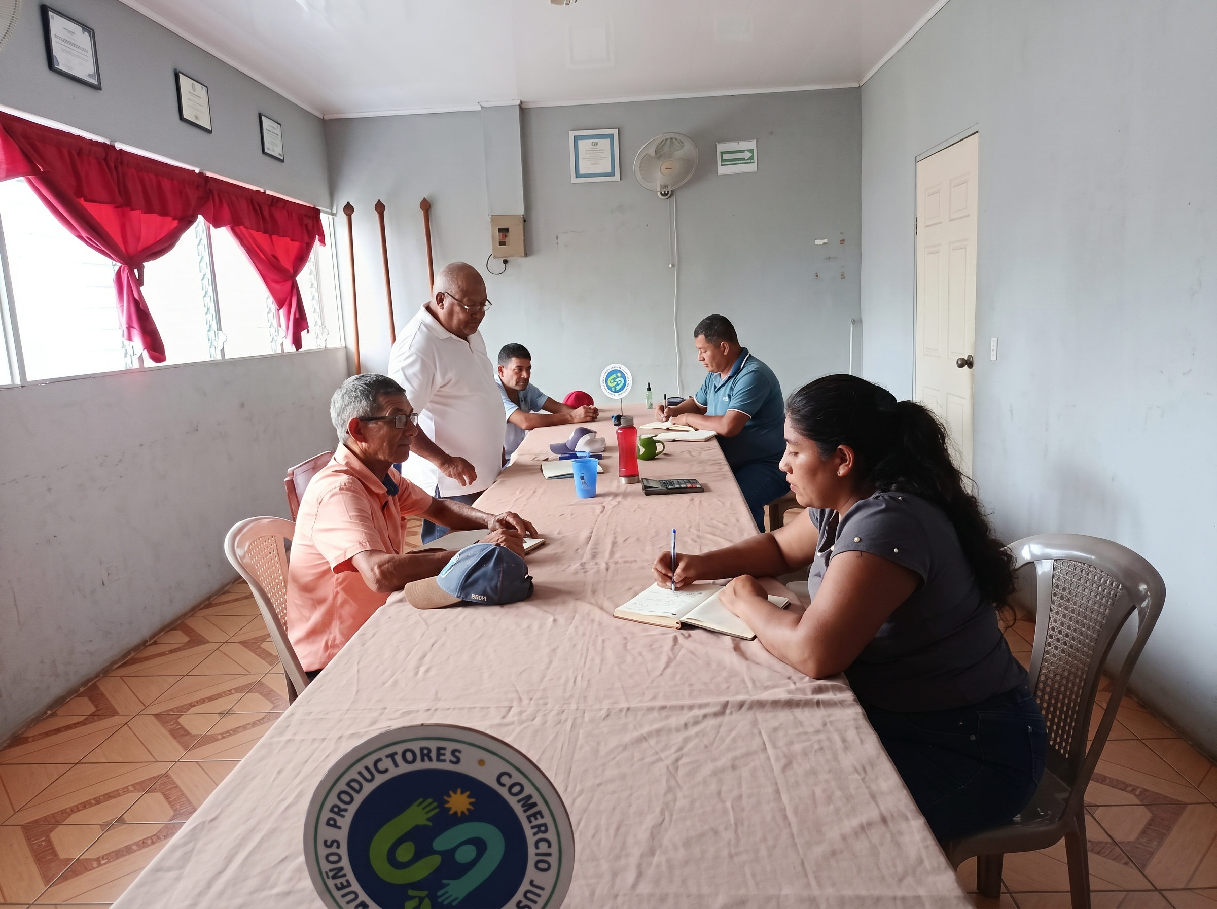 Consejo de administración de la cooperativa reunido